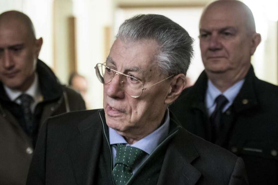 Umberto Bossi resta fuori dal Parlamento, l’addio dopo 35 anni è il simbolo del crollo della Lega