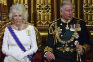 Camilla Parker Bowles diventerà regina? La storia d’amore con Carlo e la successione dopo la morte di Elisabetta