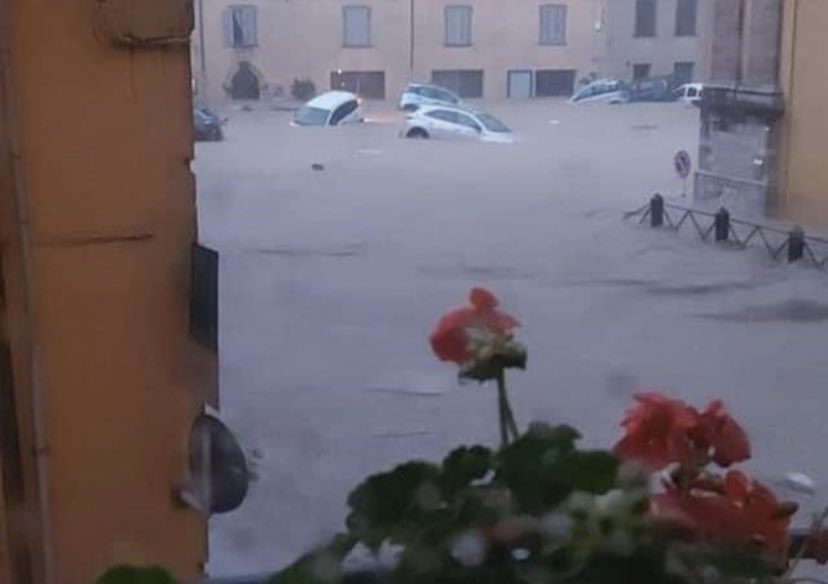 Bomba d’acqua nelle Marche, a Cantiano si temono dispersi: auto travolte e zone sommerse