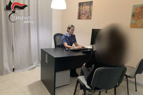 “Correte, la sta ammazzando di botte”: picchia a sangue la moglie davanti alla bimba, arrestato