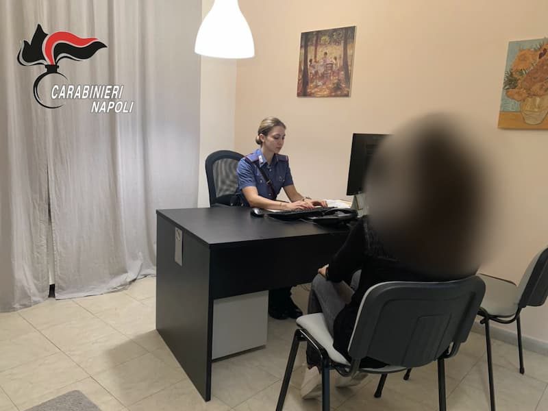 “Correte, la sta ammazzando di botte”: picchia a sangue la moglie davanti alla bimba, arrestato