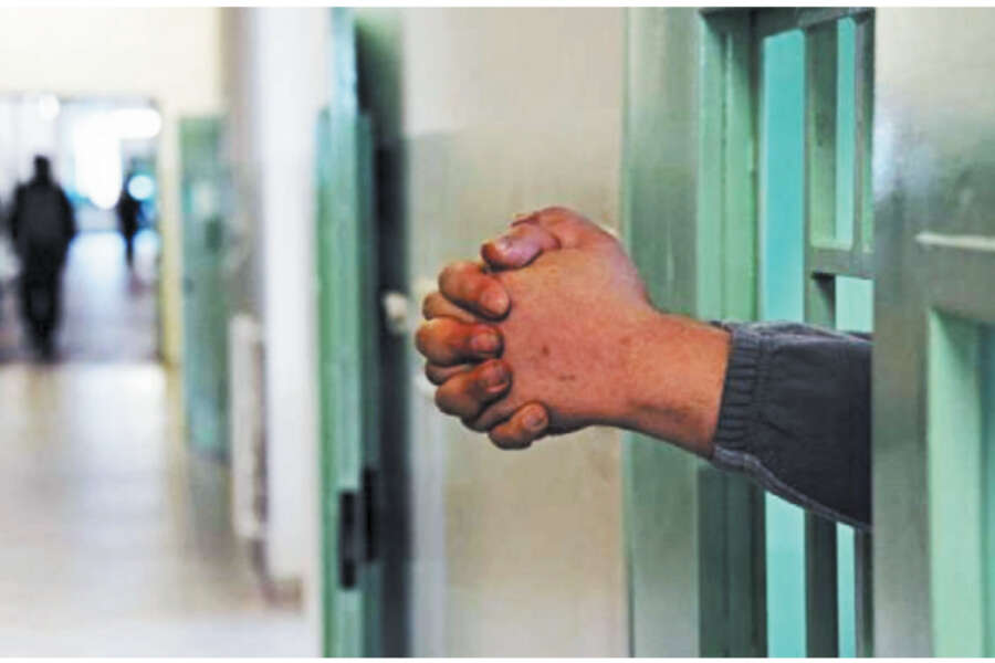 Torture nel carcere di Reggio Calabria, sei agenti arrestati: detenuto pestato e lasciato nudo in cella per ore