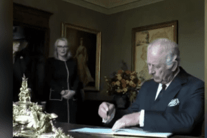 Il re Carlo III litiga con la penna e confonde le date: “Maledetto aggeggio”