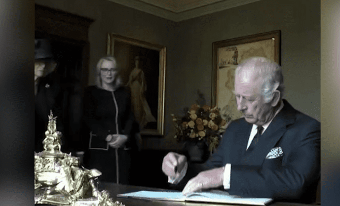 Il re Carlo III litiga con la penna e confonde le date: “Maledetto aggeggio”