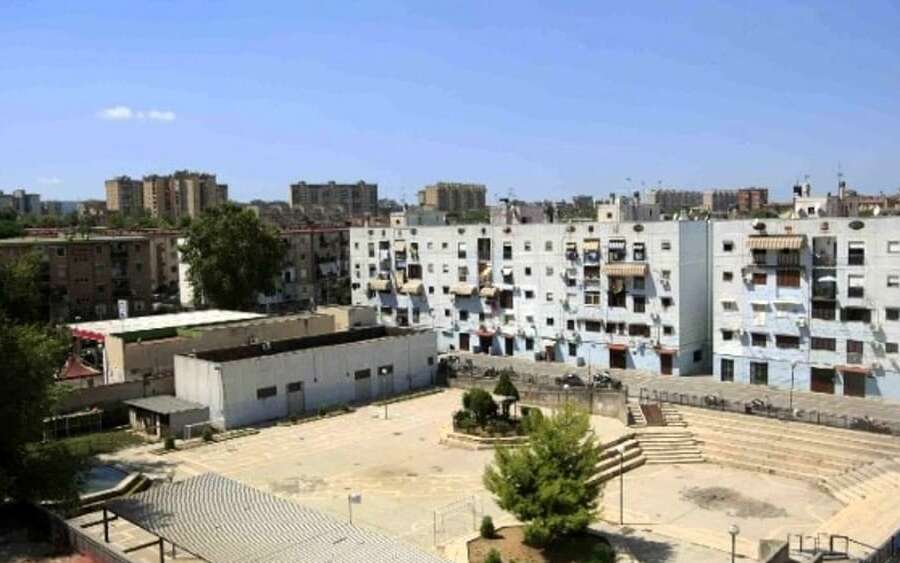 Blitz nelle case popolari, gli sfratti della camorra: “Chiavi a noi, andate via”, madre e figlio disperati