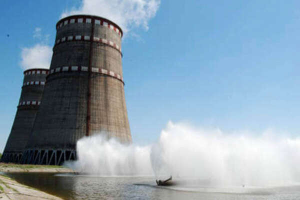 Droni sulla centrale atomica di Zaporizhzhia: Russia e Ucraina si accusano a vicenda. L’allarme dell’AIEA dopo il sopralluogo