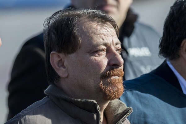 Cesare Battisti ‘declassificato’, l’ex terrorista diventa detenuto comune: i meloniani urlano al “soccorso al terrorismo rosso”