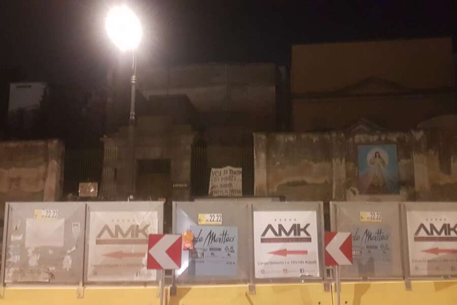 Cimitero di Poggioreale, manifesti pubblicitari sulle transenne: “Non c’è rispetto, dopo i nubifragi cosa resta dei nostri cari?”