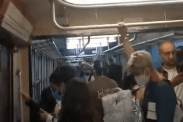 Allerta meteo in Circum, pioggia nei vagoni e pendolari scatenati: “Docce termali, grazie de Gregorio” Allerta meteo in Circum, pioggia nei vagoni e pendolari scatenati: “Docce termali, grazie de Gregorio”