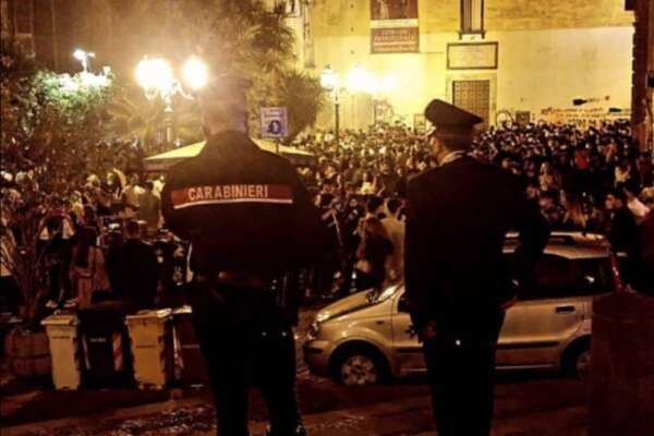 Sabato sera di sangue a Napoli, 17enne accoltellato: “Ho detto ‘no’ alla rapina”