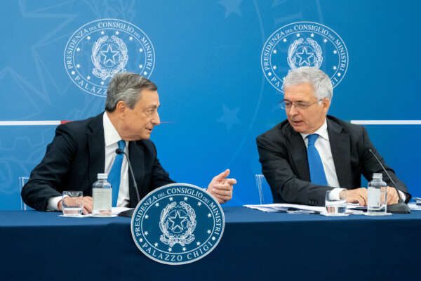 Foto Mauro Scrobogna/LaPresse 
16-09-2022 Roma (Italia) Politica – Conferenza Stampa Consiglio dei Ministri – decreto aiuti tre – Nella foto: Il Presidente del Consiglio Mario Draghi e il ministro dell’economia Daniele Franco

09-16-2022 Rome (Italy) Politics – Press Conference Council of Ministers – aid decree ter – In the photo: Prime Minister Mario Draghi and minister of economy Daniele Franco