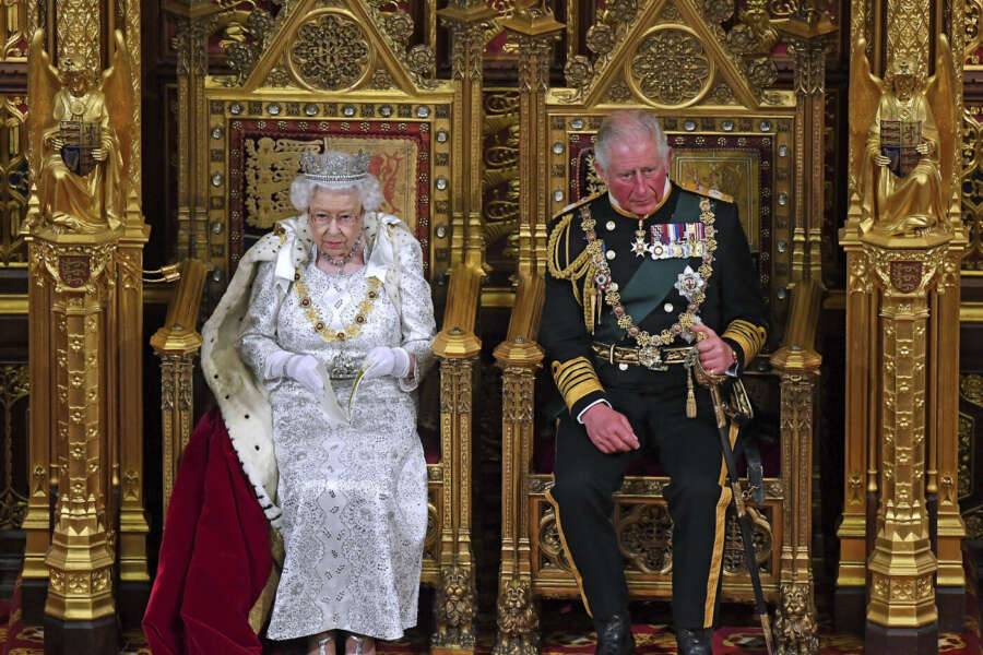 Cosa cambia con la morte della regina Elisabetta II: dalle banconote all’inno, la ‘sostituzione’ col nuovo re Carlo