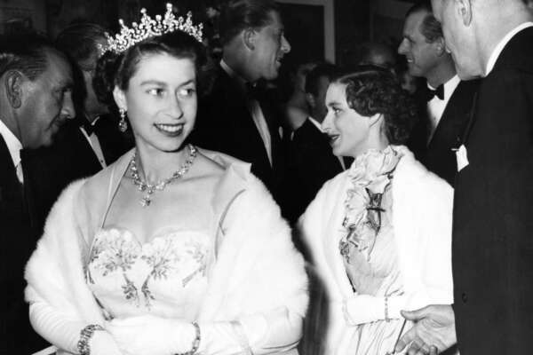 Elisabetta II: dalla giovinezza alla morte, storia della regina che ha regnato su due secoli