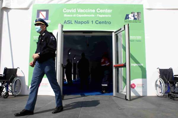 Vaccinazioni Covid a Napoli, accesso libero a Fagianeria e centri vaccinali