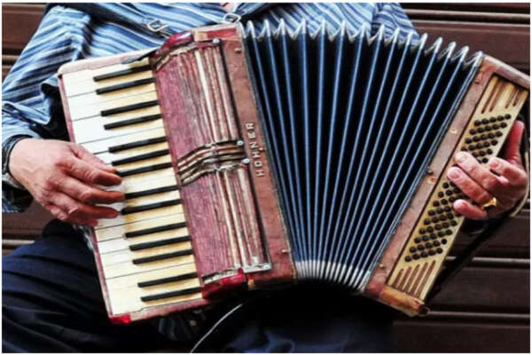 Ha perso la fisarmonica, gli resta solo la faccia da mostro