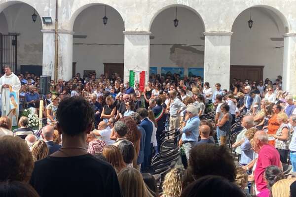 L’ultimo saluto ad Alessandro, lacrime e musica per l’addio al 13enne: “Che brutto scherzo” L’ultimo saluto ad Alessandro, lacrime e musica per l’addio al 13enne: “Che brutto scherzo”