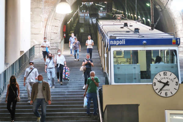 Chiude la Funicolare di Chiaia, revisione scaduta: Manfredi lascia 15mila cittadini a piedi