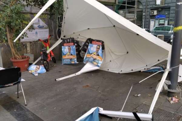 Vandalizzato il gazebo di Di Maio a Napoli, il raid durante il tour elettorale del ministro: “Ragazzi malmenati” Vandalizzato il gazebo di Di Maio a Napoli, il raid durante il tour elettorale del ministro: “Ragazzi malmenati”