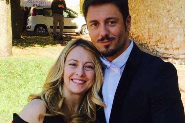 Chi è Andrea Giambruno, il compagno di Giorgia Meloni: la storia d’amore, la figlia e i ringraziamenti dal palco