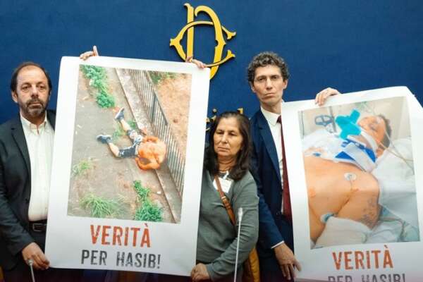 Hasib, il blitz in casa senza mandato e il volo dalla finestra. La vicina: “I poliziotti erano già lì” Hasib, il blitz in casa senza mandato e il volo dalla finestra. La vicina: “I poliziotti erano già lì”