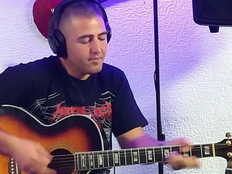 Il giallo del chitarrista scomparso, Ivan non si presenta al concerto e sparisce nel nulla: “Aiutateci a trovarlo”