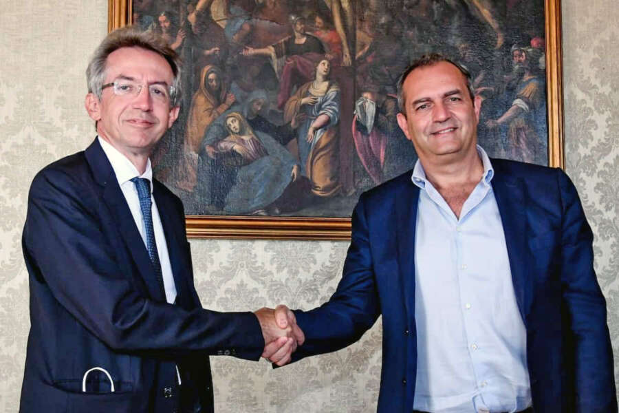 Manfredi asfalta de Magistris: “Ha sfasciato la città, disastri inenarrabili”