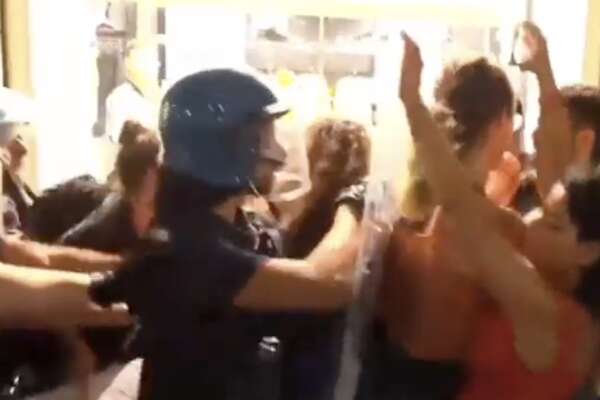 Scontri e contestazioni al comizio di Meloni a Palermo: manifestanti caricati e manganellati dalla polizia