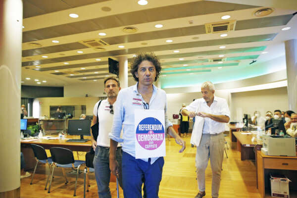 Il caso Cappato e le firme digitali bocciate, così lo Stato nega la democrazia