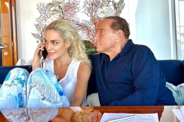 Parla Marta Fascina, la fidanzata di Berlusconi: “La guerra si può fermare, Gelmini e Carfagna irriconoscenti”