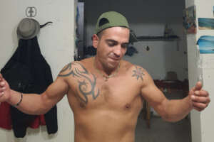 Mattia ucciso con una coltellata al cuore mentre la fidanzata lo aspetta in auto: “C’era un uomo incappucciato”