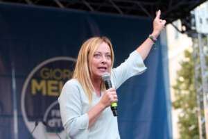 Meloni come sul palco di Vox, a Perugia rispolvera i toni dell’estrema destra: “Nella morra cinese della sinistra, clandestino batte donna violentata”