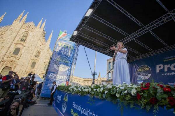 “Con me al Governo la pacchia è finita”, Meloni torna euroscettica e rinnega la svolta ‘moderata’ per attaccare Bruxelles