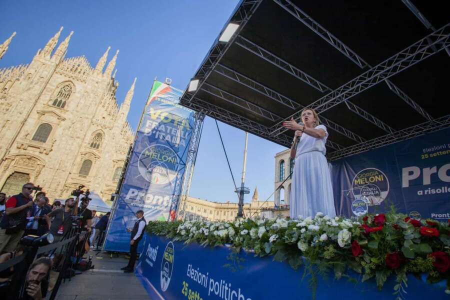 “Con me al Governo la pacchia è finita”, Meloni torna euroscettica e rinnega la svolta ‘moderata’ per attaccare Bruxelles