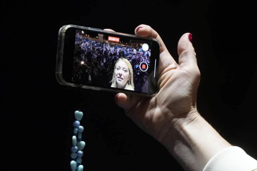 Piazza del suo Popolo, la Meloni si prende la scena: ecco come