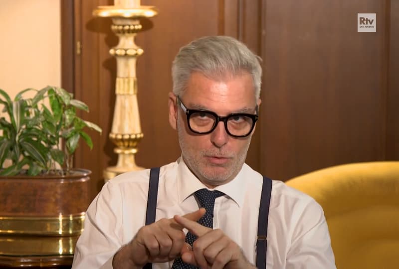 “Le coppie omosessuali non sono legali in Italia”: la polemica sulle dichiarazioni del meloniano Mollicone