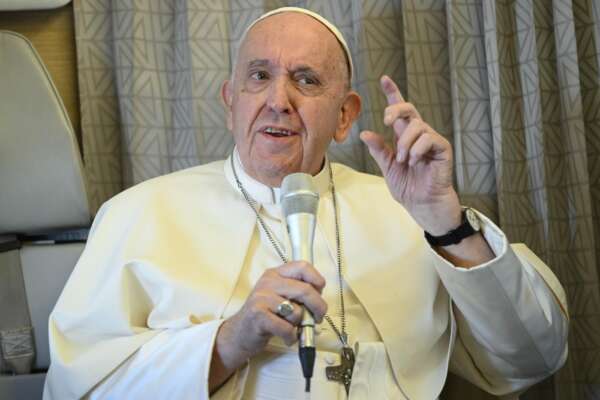 Papa Francesco apre sulle armi all’Ucraina e chiede dialogo con Putin: “Difendersi è amore di patria”