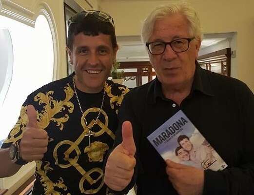 Maradona, a Peppino Di Capri la statua del piede sinistro del Pibe de Oro Maradona, a Peppino Di Capri la statua del piede sinistro del Pibe de Oro