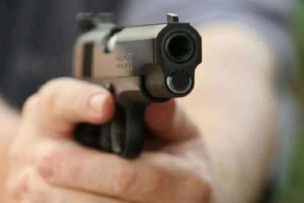 Bari, due settimane di sospensione e 5 in condotta per lo studente che sparò al professore. Il docente: “Non presenterò denuncia”