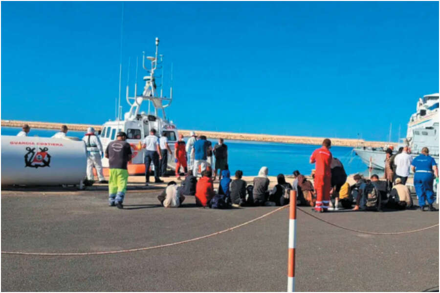 Bimbi morti di sete, l’sos dei migranti inascoltato e i cadaveri gettati in mare per non affondare