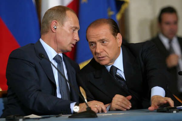 La gaffe di Berlusconi sulla guerra in Ucraina: “Putin forzato dai comunisti”, poi scambia Zelensky per Eltsin