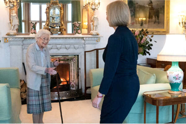 Come sta la regina Elisabetta, dal covid alle condizioni peggiorate nelle ultime ore