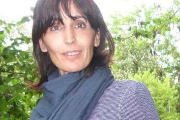Investita e uccisa dal treno, indagato il marito della prof ‘suicida’: “Raffaella maltrattata sistematicamente”