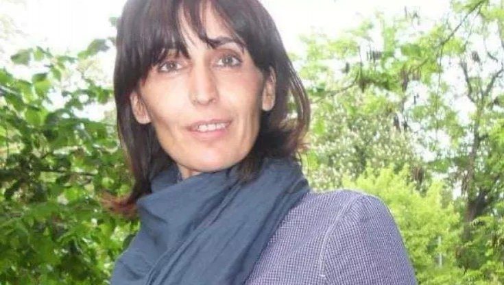 Investita e uccisa dal treno, indagato il marito della prof ‘suicida’: “Raffaella maltrattata sistematicamente”