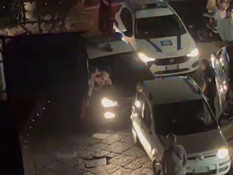 Pistola contro i carabinieri dopo il furto, inseguimento folle tra le auto per scappare: preso dopo il ‘colpo’