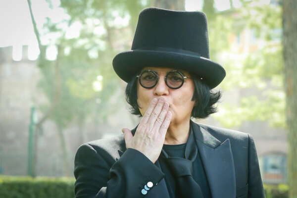 Renato Zero e le urla davanti all’albergo di Fratelli d’Italia: “È un regime questo!”