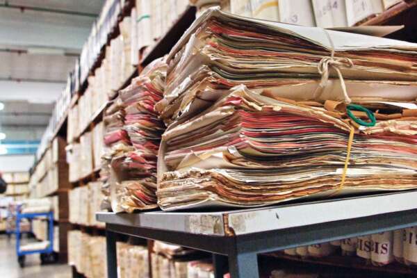 email abbiati – foto – emblema emblema – Statali burocrazia – simboliche foto di ©  Emblema – Milano, Ufficio Anagrafe – Archivio cartaceo;    foto di © Ermes Beltrami / emblema