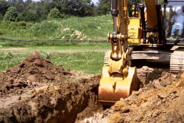 Bottino da 8 milioni sepolto nel giardino di casa: ruspe scovano il tesoro frutto di un maxi frode fiscale