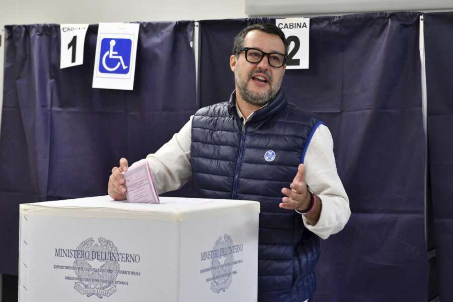 Salvini KO, flop nelle urne della Lega: il partito sotto il 10% mentre lui esulta su Twitter
