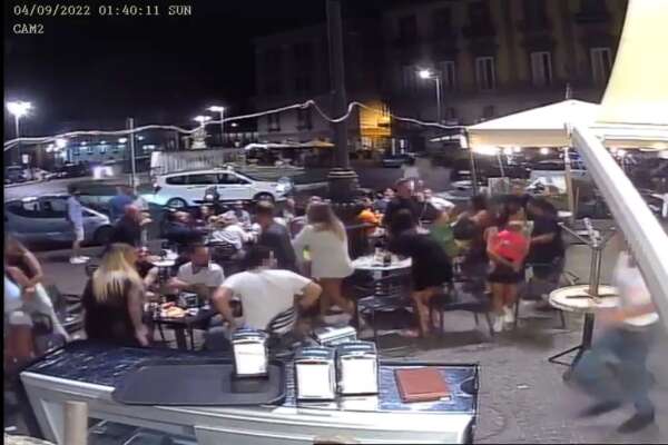 Far west in piazza Trieste e Trento, i commercianti: “L’esercito? Sta sotto la finestra del Prefetto”