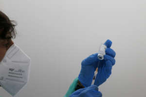 Vaccini Covid aggiornati omicron (o bivalenti), al via la quarta dose: chi potrà farle e come prenotare